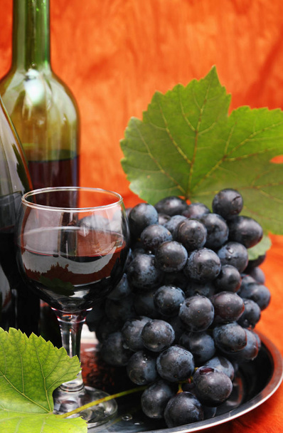 Stillleben mit Weinflasche, Weinglas und Trauben - Foto, Bild