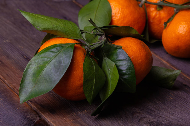 tangerines with leaves on pine boards - Foto, immagini