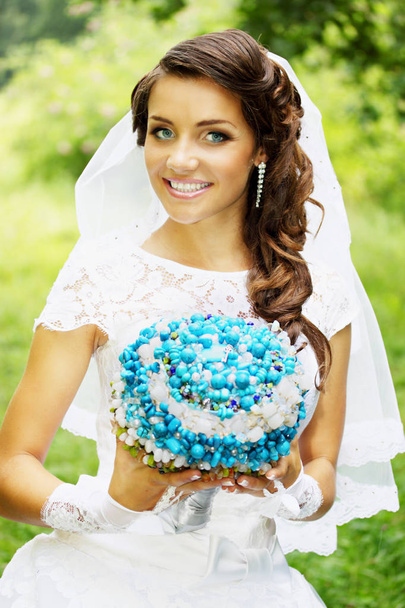 Belle mariée avec un bouquet de pierres turquoise
 - Photo, image
