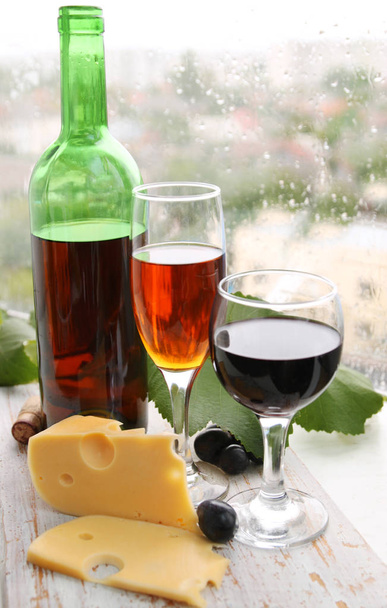 Stilleven met fles wijn, glas wijn en druiven - Foto, afbeelding