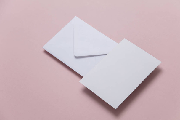 Cartão branco em branco com modelo de envelope de papel simular
 - Foto, Imagem