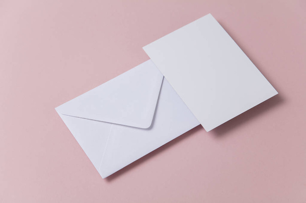 Blank white card with paper envelope template mock up - Foto, Bild