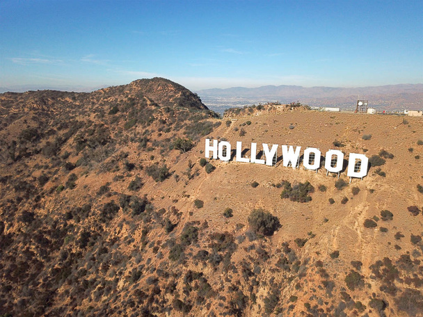 Вид с воздуха на знак Голливуда во время сухого голубого лета, Лос-Анджелес, Калифорния, Голливуд, США, 2017 / 12 / 26
,  - Фото, изображение