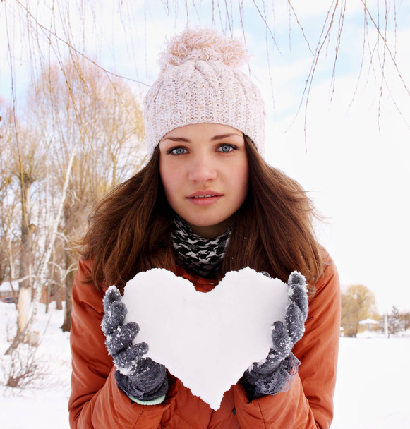 woman holds a heart of ice in the hands of - Foto, Imagen