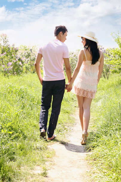  молода пара гуляє в парку тримаючись за руки
 - Фото, зображення