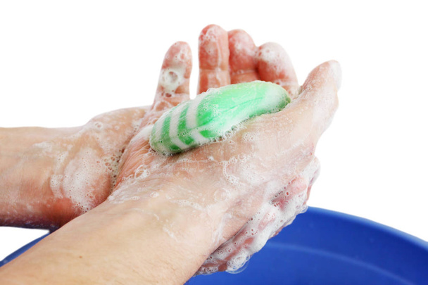 Mies kädet saippuakupissa valkoisella
 - Valokuva, kuva