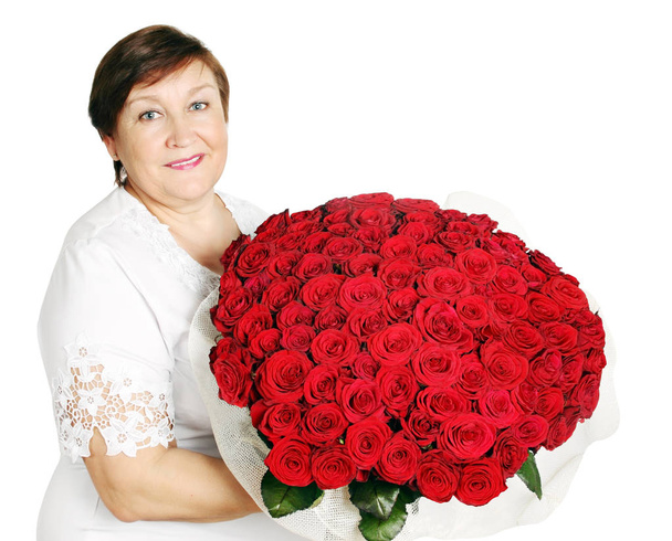 Femme âgée tient un énorme bouquet de roses rouges
 - Photo, image