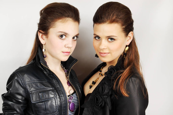 Due giovani donne in giacca di pelle e la collana
 - Foto, immagini