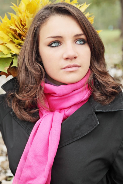 Nuori kaunis tyttö vaaleanpunainen huivi
 - Valokuva, kuva