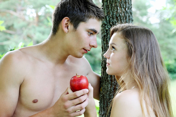 Adem ve Havva ile kırmızı elma - Fotoğraf, Görsel
