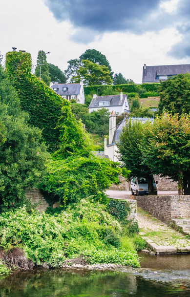 Vista de Quimperle (Kemperle), uma cidade histórica construída em torno de dois rios, os rios Isole e Elle, que se combinam para formar o rio Laita, em Finistere, Bretanha, França
 - Foto, Imagem