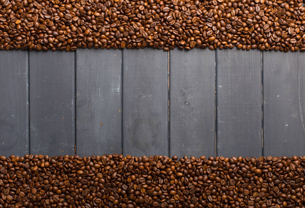 Musta kahvipavut mustalla pohjalla
 - Valokuva, kuva