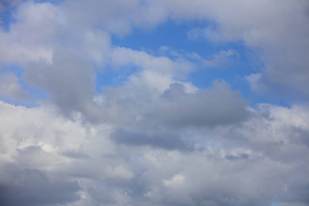 Gewoon een bewolkte blauwe hemel stock beeld - Foto, afbeelding