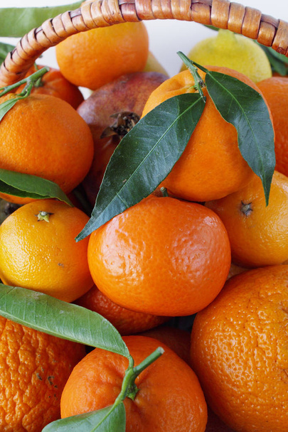 μεγάλο καλάθι φρούτων, πορτοκάλια, μανταρίνια και ρόδι - Φωτογραφία, εικόνα