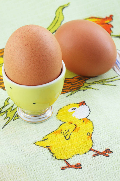 Boiled eggs to stand on the tablecloth - Fotoğraf, Görsel