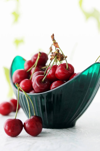 Спелые сочные ягоды вишни в миске
 - Фото, изображение