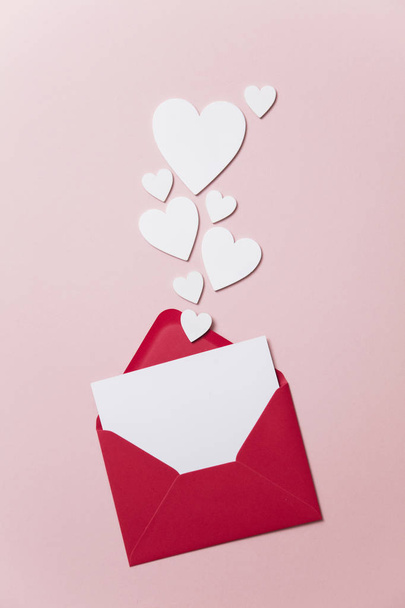 Γράμμα αγάπης. λευκή κάρτα με κόκκινο χαρτί φακέλου χλευάσουμε επάνω - Φωτογραφία, εικόνα