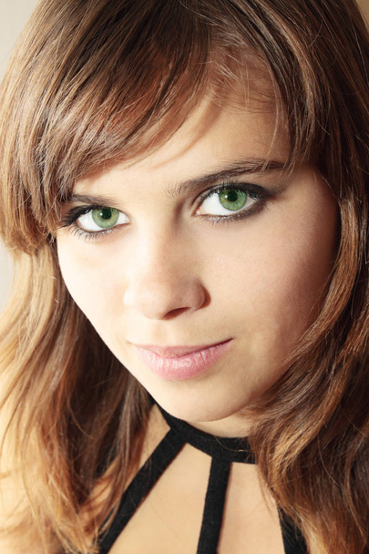 Yeşil gözlü genç kadının portresi - Fotoğraf, Görsel