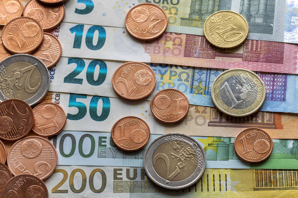 Özenle düzenlenmiş yığın euro banknot para birimi faturaları on, yirmi, bir ya da iki yüz euro değer ve farklı metal paralar. Para, meşguliyet ve mali, başarılı yatırım kavramı. - Fotoğraf, Görsel