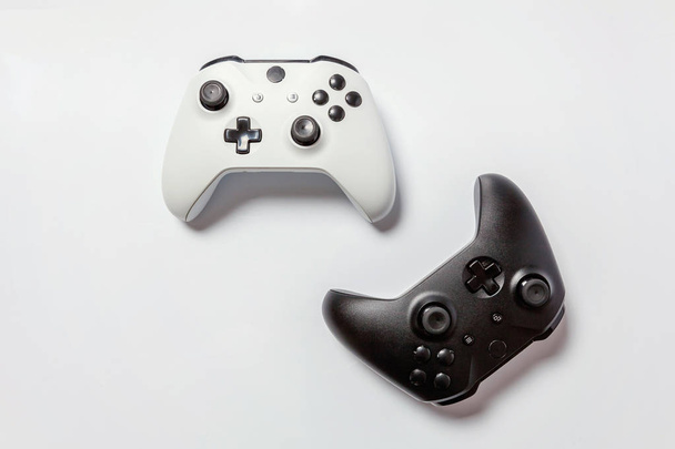 Bílá a černá dva joysticky, gamepady, herní konzole, samostatný  - Fotografie, Obrázek