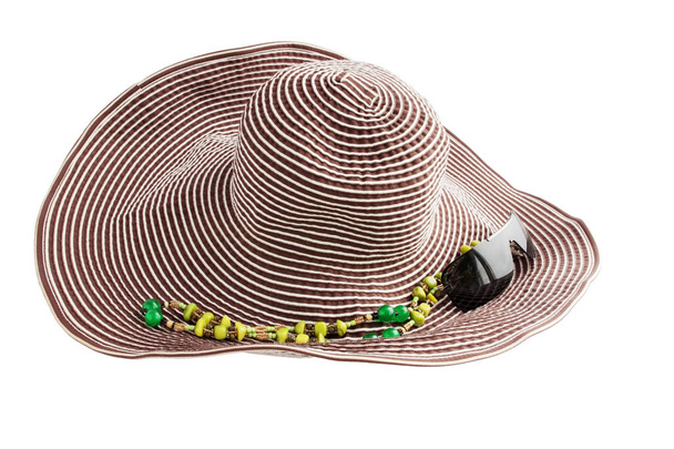 Шляпа в солнечных очках и драгоценности из нефрита
 - Фото, изображение