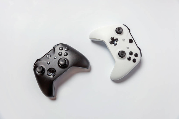 Bianco e nero due joystick, gamepad, console di gioco isolate
  - Foto, immagini