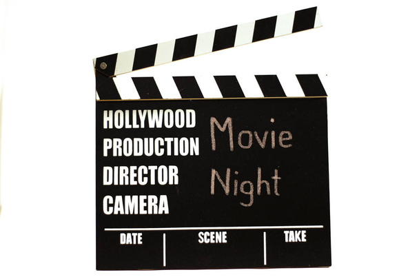 Conceptuele afbeelding als uitnodiging voor een film van de nacht. "Movie Night" als titel op een film leisteen. - Foto, afbeelding