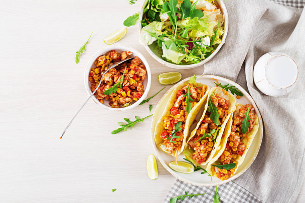 Mexické tacos s kuřecím masem, kukuřice a rajčatovou omáčkou. Latinsko-americká kuchyně. Taco, tortilla, zábal. Pohled shora. Rozložení bytu - Fotografie, Obrázek