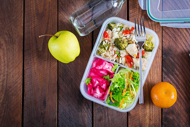 Μεσημεριανό γεύμα κουτί κοτόπουλο, μπρόκολο, αρακάς, ντομάτα με το ρύζι και το κόκκινο λάχανο. Υγιή γυμναστήριο τροφίμων. Πάρε μακριά. Καλαθάκι με φαγητό. Το top view - Φωτογραφία, εικόνα