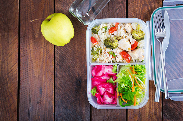Caixa de almoço frango, brócolis, ervilhas verdes, tomate com arroz e repolho vermelho. Comida saudável. Tira-me isso. Lancheira. Vista superior
 - Foto, Imagem