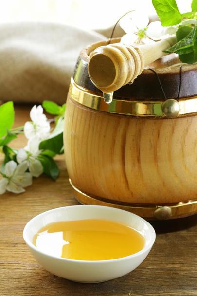 Wooden barrel with an organic floral honey - Photo, Image