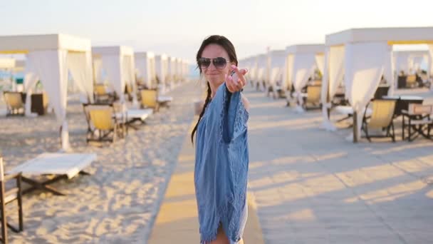 Joven hermosa mujer en la playa durante las vacaciones tropicales
 - Imágenes, Vídeo