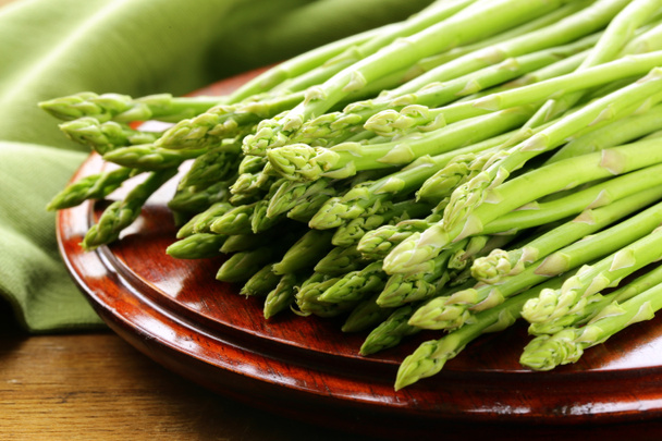 зеленая спаржа - весенний овощ
 - Фото, изображение