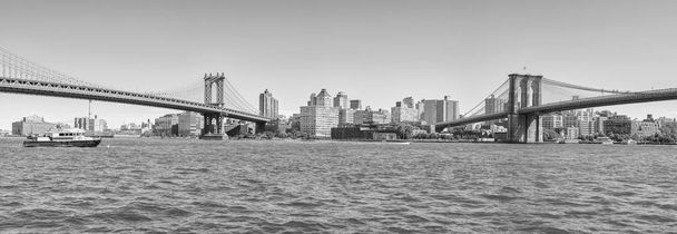 ブルックリン橋、マンハッタン橋、ニューヨーク、アメリカ合衆国の黒と白のパノラマ ビュー. - 写真・画像