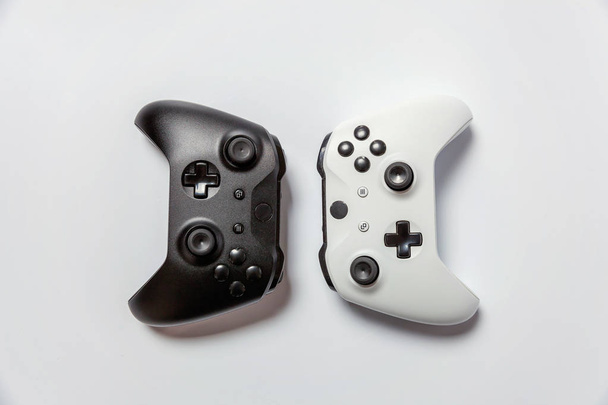 Blanc et noir deux joysticks, manettes de jeux, consoles de jeux isolées
  - Photo, image