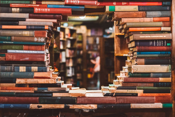 Los Ángeles, Estados Unidos, 10 de mayo de 2018: Vista interior de The Last Book Store con miles de libros a tu alrededor. Gente leyendo libros por toda la tienda
. - Foto, imagen