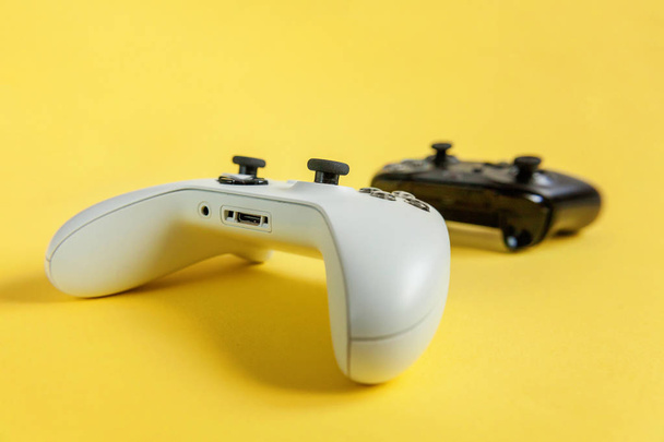 Beyaz ve siyah iki joystick, gamepads, oyun konsolları izole  - Fotoğraf, Görsel