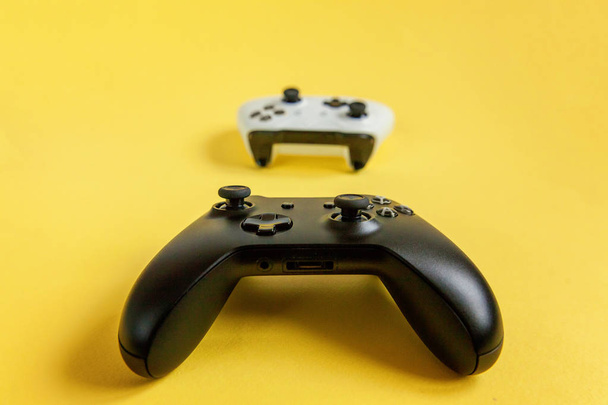 Λευκό και μαύρο δύο joysticks, gamepads, κονσόλες παιχνιδιών, απομονωμένο  - Φωτογραφία, εικόνα