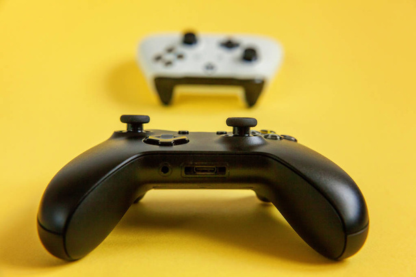 Blanc et noir deux joysticks, manettes de jeux, consoles de jeux isolées
  - Photo, image