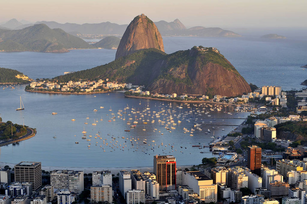 Vista noturna do famoso marco do Rio de Janeiro Pão de Açúcar localizado no Brasil
 - Foto, Imagem