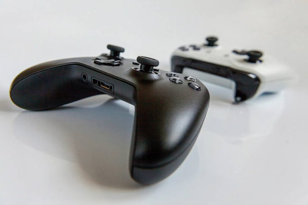 Blanco y negro dos joysticks, gamepads, consolas de juegos aislados
  - Foto, imagen