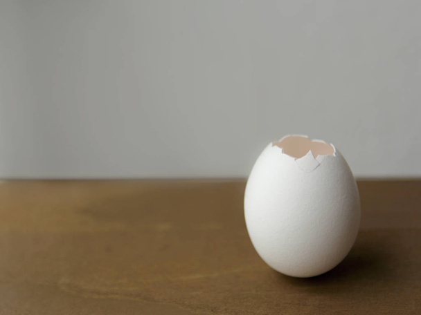 Egg on the table with broken shells - Foto, immagini