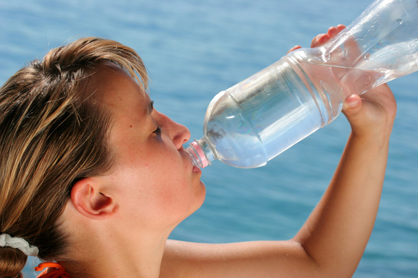 Mineralwasser trinken - Foto, Bild