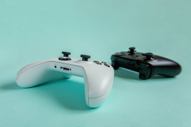 Witte en zwarte twee joysticks, gamepads, spelconsoles geïsoleerd  - Foto, afbeelding