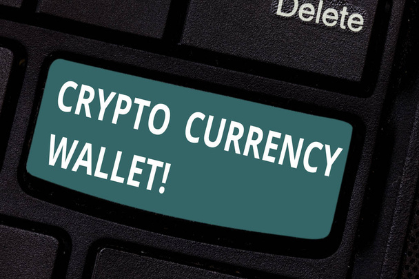 Szöveg jel mutatja a Crypto pénznemével. Fogalmi fotó digitális pénztárca, amely lehetővé teszi a felhasználók számára, hogy analysisage bitcoin billentyű szándékát, hogy hozzon létre a számítógép üzenetet, nyomja meg a billentyűzet ötlet. - Fotó, kép