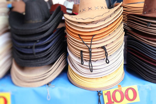 Weven hoed voor verkoop - Foto, afbeelding