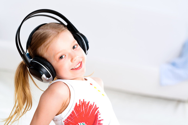 Pretty girl listening to music on headphones - Fotografie, Obrázek