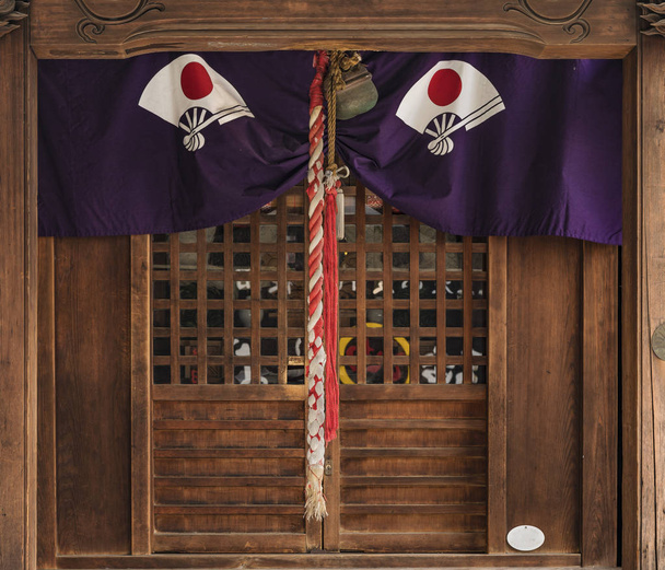 TOKYO, JAPAN - 18. elokuuta 2018: Shinto Satake Inari Jinja Shrine ostoskadulla, joka sijaitsee Kandan aseman länsipuolella Yamanote-linjalla. Se on omistettu tulen ja kaupan jumaluuden suojelemiseen
.  - Valokuva, kuva