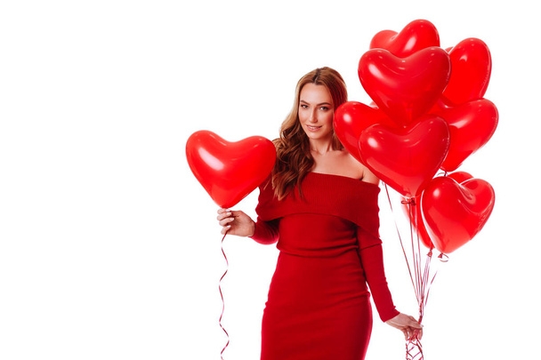Atraente jovem no vestido vermelho segurando Valentim dia balão de hélio
 - Foto, Imagem