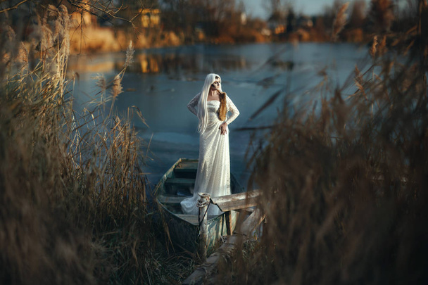 Model posiert kreativ geschminkt auf einem vereisten See - Foto, Bild